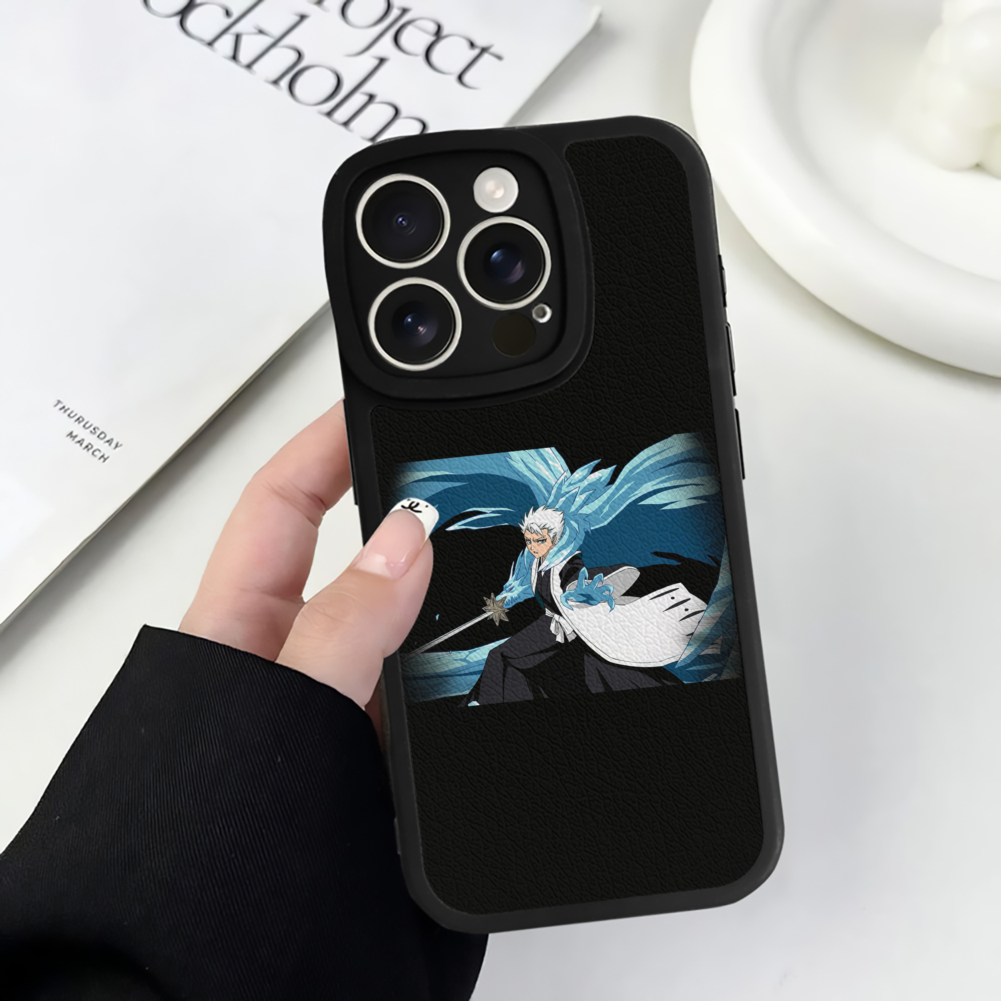 （画像用） ブリーチ 日番谷冬獅郎（ひつがや とうしろう） BLEACH Hitsugaya Toushirou 【iPhone 16シリーズ対応】シリコンスマホケース（レザー調） 材質：シリコン